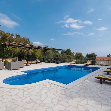 Andro Villa *