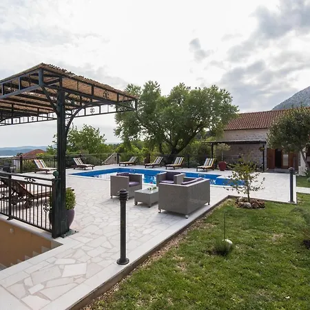 Andro Villa *
